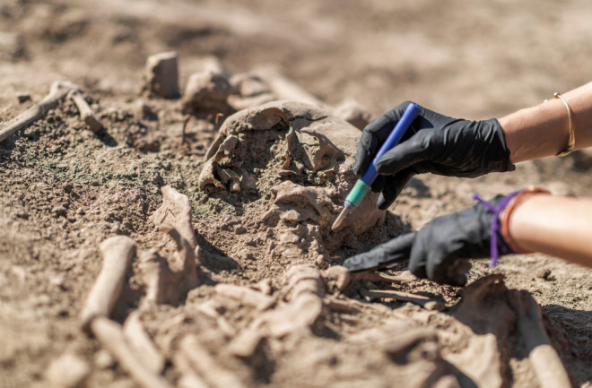 Archaeological findings at Otra Banda include a skeleton