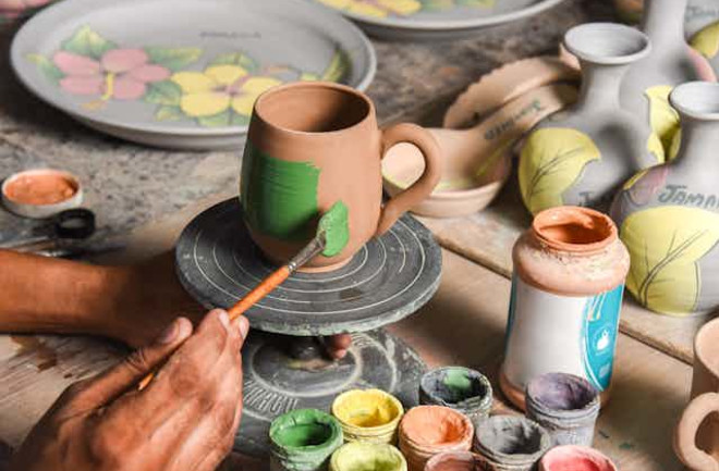 artist-painting-clay-mug