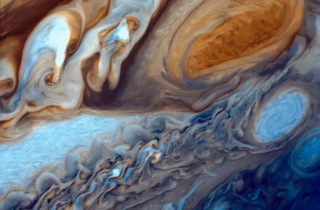 clouds-around-jupiters-red-spot