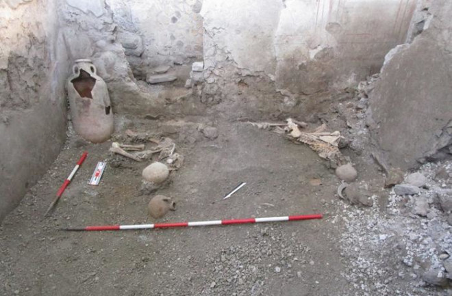 Two skeletons in the ruins of a Pompeii building
