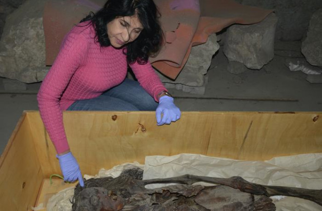 Professor of radiology, Sahar Saleem, with the Screaming Woman mummy 